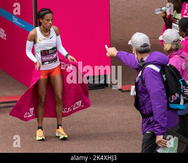 Yalemzerf Yehualaw dell'Etiopia vince la maratona femminile d'élite durante la maratona di Londra 2022 del TCS il 02 ottobre 2022 a Londra, Inghilterra. Foto di GA Foto Stock