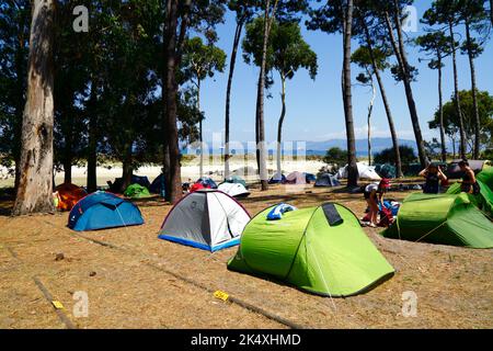 Tende nel campeggio su Illa de Faro o Montefaro, Isole Cies, Galizia, Spagna. Foto Stock