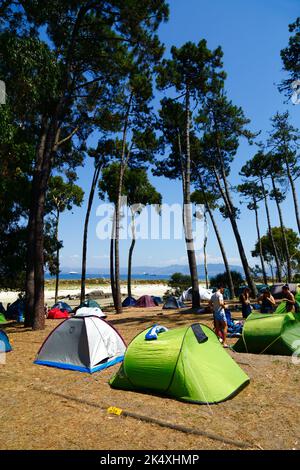 Tende nel campeggio su Illa de Faro o Montefaro, Isole Cies, Galizia, Spagna. Foto Stock