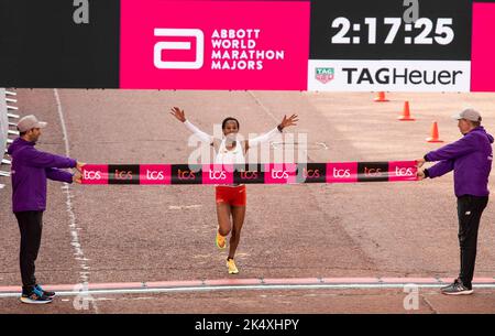 Yalemzerf Yehualaw dell'Etiopia vince la maratona femminile d'élite durante la maratona di Londra 2022 del TCS il 02 ottobre 2022 a Londra, Inghilterra. Foto di GA Foto Stock
