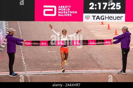 Yalemzerf Yehualaw dell'Etiopia vince la maratona femminile d'élite durante la maratona di Londra 2022 del TCS il 02 ottobre 2022 a Londra, Inghilterra. Foto di GA Foto Stock