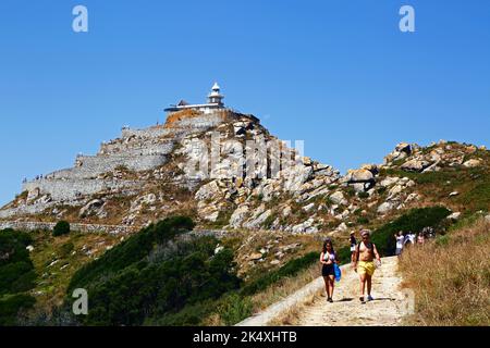 Turisti escursioni sul sentiero fino alla cima (con un faro) di Illa de Faro o Montefaro, Isole Cies, Galizia, Spagna Foto Stock