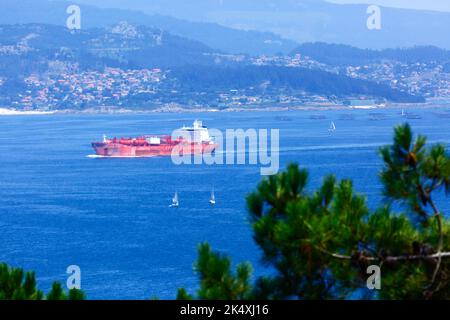 La Bow Summer (una petroliera chimica di proprietà della società norvegese Odfjell) passa dalle Isole Cies mentre lascia la Ria de Vigo, Galizia, Spagna Foto Stock