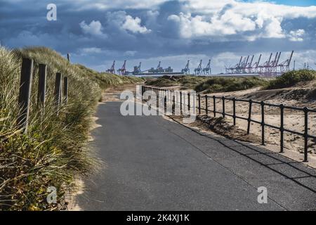 02.10.2022 Crosby, Liverpool. Merseyside, Regno Unito. Gru a Liverpool Docks dal sentiero costiero di Sefton Foto Stock