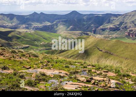 Vista da un altopiano sulle montagne Drakensberg del Free state, Sudafrica Foto Stock