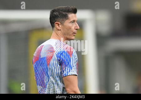 Milano, Italia. 04th Ott 2022. Robert Lewandowski del FC Barcelona si scalda prima della partita della UEFA Champions League Group C tra FC Internazionale e FC Barcelona allo Stadio San Siro, Milano, Italia, il 4 ottobre 2022. Credit: Giuseppe Maffia/Alamy Live News Foto Stock