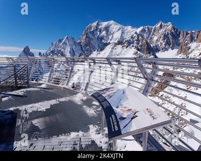 Monte Bianco dalla cima dello Skyway Monte Bianco, un sistema di funivia vicino Courmayeur. Valle d'Aosta, Italia Foto Stock