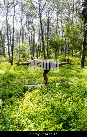 uomo messicano che fa yoga e stretching nella foresta, messico Foto Stock