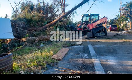 Membri del 202nd Rapid Engineer Deployable Heavy Operational Repair Squadron Engineers (RED HORSE) Squadron, Florida Air National Guard, strade chiare a St. James City, Pine Island, Florida in risposta all'uragano Ian, 4 ottobre 2022. Il 202nd Red HORSE Squadron, di stanza a Camp Blanding, Florida, è un team specializzato e altamente mobile di ingegneria civile composto da Florida Air National Guardsmen che fornisce capacità di risposta rapida per molteplici contingenze e operazioni in tutto il mondo. (STATI UNITI Air National Guard foto di Senior Airman Jacob Hancock) Foto Stock