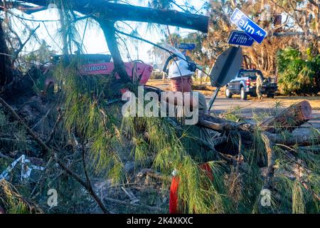 Membri del 202nd Rapid Engineer Deployable Heavy Operational Repair Squadron Engineers (RED HORSE) Squadron, Florida Air National Guard, strade chiare a St. James City, Pine Island, Florida in risposta all'uragano Ian, 4 ottobre 2022. Il 202nd Red HORSE Squadron, di stanza a Camp Blanding, Florida, è un team specializzato e altamente mobile di ingegneria civile composto da Florida Air National Guardsmen che fornisce capacità di risposta rapida per molteplici contingenze e operazioni in tutto il mondo. (STATI UNITI Air National Guard foto di Senior Airman Jacob Hancock) Foto Stock