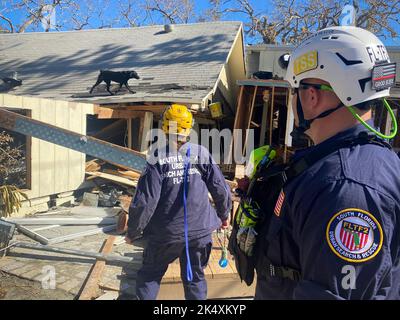 Fort Myers, Florida, (ottobre 3, 2022) - FEMA Urban Search and Rescue Pennsylvania Task Force 1 conduce operazioni di ricerca e salvataggio dopo l'uragano Ian. Foto Stock