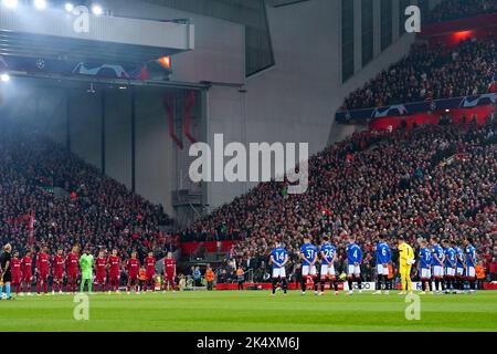 Giocatori, tifosi e ufficiali delle partite osservano un minuto di silenzio in memoria delle vittime dell'incidente dello stadio Kanjuruhan in Indonesia, davanti alla UEFA Champions League, partita del Gruppo A ad Anfield, Liverpool. Data immagine: Martedì 4 ottobre 2022. Foto Stock