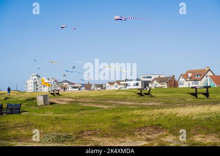 02.10.2022 Crosby, Liverpool. Merseyside, Regno Unito. I kites sono volati vicino a Blundlesands vicino al sentiero costiero di Sefton sull'estuario di Mersey Foto Stock