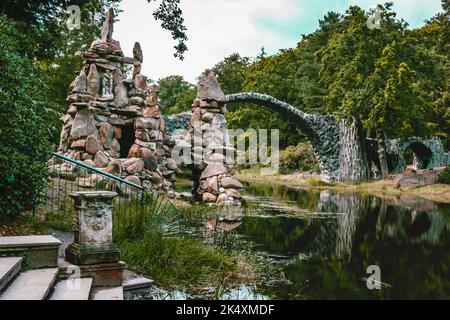 Ponte Rakotz nel parco azalea e rododendro Kromlau al lago Rakotz Foto Stock