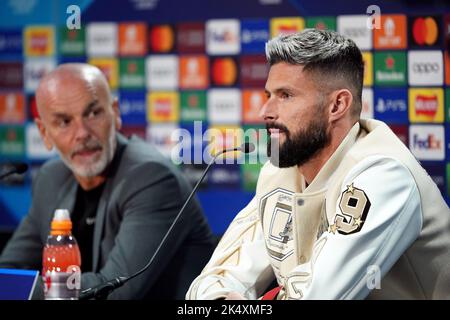 Stefano Pioli e Olivier Giroud, manager dell'AC Milan, durante una conferenza stampa a Stamford Bridge, Londra. Data immagine: Martedì 4 ottobre 2022. Foto Stock