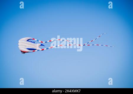 02.10.2022 Crosby, Liverpool. Merseyside, Regno Unito. I kites sono volati vicino a Blundlesands vicino al sentiero costiero di Sefton sull'estuario di Mersey Foto Stock