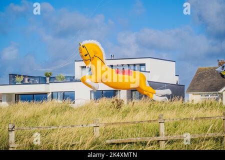 02.10.2022 Crosby, Liverpool. Merseyside, Regno Unito. I kites sono volati vicino a Blundlesands vicino al sentiero costiero di Sefton sull'estuario di Mersey Foto Stock