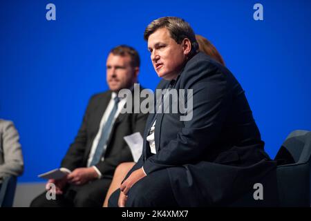 Birmingham, Regno Unito. 4 ottobre 2022. Il segretario britannico all'istruzione Kit Malthouse consegna il suo discorso alla conferenza. La Conferenza del Partito conservatore si svolge a Birmingham ICC, settimane dopo che Liz Truss è diventato primo Ministro. Credit: Benjamin Wareing/Alamy Live News Foto Stock