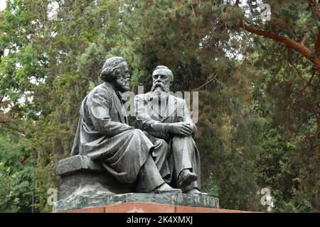 Bishkek, Kirghizistan — 11 settembre 20122: Karl Marx e Friedrich Engels monumento nel parco cittadino di Dubovy. Foto Stock