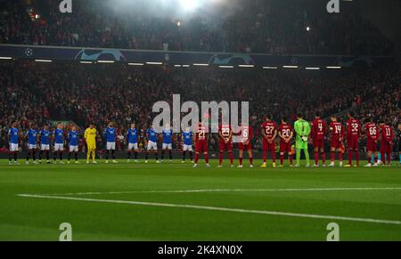 Giocatori, tifosi e ufficiali delle partite osservano un minuto di silenzio in memoria delle vittime dell'incidente dello stadio Kanjuruhan in Indonesia, davanti alla UEFA Champions League, partita del Gruppo A ad Anfield, Liverpool. Data immagine: Martedì 4 ottobre 2022. Foto Stock