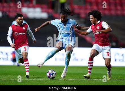 Kasey Palmer (centro) di Coventry City batte per la palla con Jay Daisilva (a sinistra) e Han-Noah Massengo di Bristol City durante la partita del Campionato Sky Bet ad Ashton Gate, Bristol. Data immagine: Martedì 4 ottobre 2022. Foto Stock