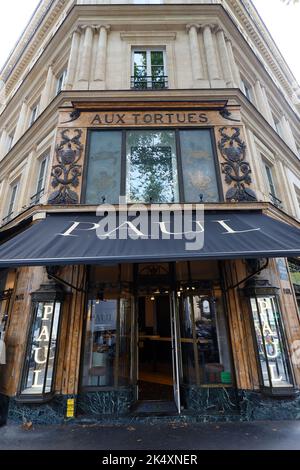 La facciata del panificio PAUL si trova all'angolo tra Boulevard Haussman e Rue Tranchet. Parigi. Francia. Foto Stock