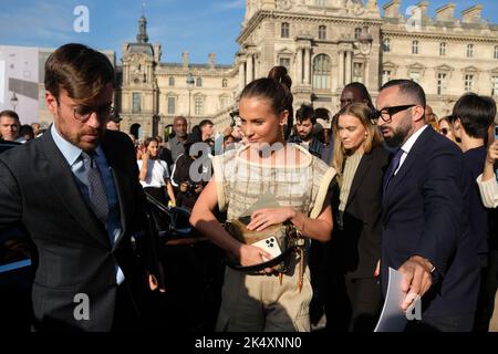 De nombreuses personnalités,actrices, manichins, influenzeuses se sont retrouvées au défilé Louis Vuitton dans le palais du Louvre à Paris Foto Stock