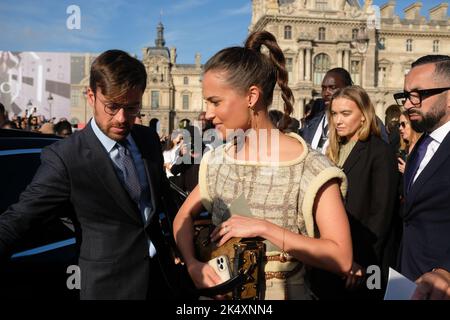 De nombreuses personnalités,actrices, manichins, influenzeuses se sont retrouvées au défilé Louis Vuitton dans le palais du Louvre à Paris Foto Stock