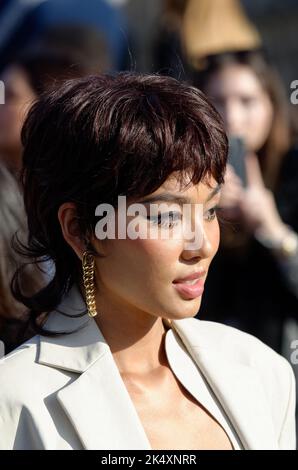 De nombreuses personnalités,actrices, manichins, influenzeuses se sont retrouvées au défilé Louis Vuitton dans le palais du Louvre à Paris Foto Stock