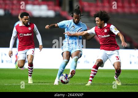 Kasey Palmer (centro) di Coventry City batte per la palla con Jay Daisilva (a sinistra) e Han-Noah Massengo di Bristol City durante la partita del Campionato Sky Bet ad Ashton Gate, Bristol. Data immagine: Martedì 4 ottobre 2022. Foto Stock