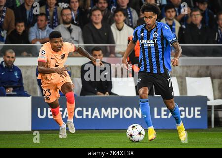 Brugge, Francia, Belgio. 4th Ott 2022. Reinildo MANDAVA dell'Atletico Madrid e Tajon BUCHANAN di Brugge durante l'incontro di gruppo B della UEFA Champions League tra il Club Brugge KV (Club Bruges KV) e l'Atletico Madrid allo stadio Jan-Breydel il 04 ottobre 2022 a Brugge, in Belgio. (Credit Image: © Matthieu Mirville/ZUMA Press Wire) Credit: ZUMA Press, Inc./Alamy Live News Foto Stock