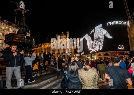 Londra, Regno Unito. 4 Ott 2022. L'Istituto Culturale di Arte Contemporanea radicale (CIRCA) ha presentato LA LIBERTÀ DI VITA DELLE DONNE, una commissione pubblica urgente dell'artista e regista iraniano Shirin Neshat. È stato trasmesso il 1-4 ottobre 2022 sulle luci di Piccadilly ed anche su Pendry West Hollywood, Los Angeles, entrambi alle ore 20:22:00 ora locale. Credit: Guy Bell/Alamy Live News Foto Stock