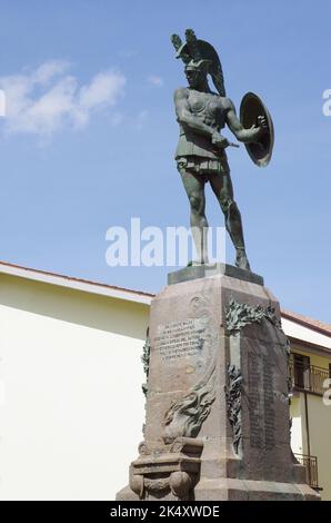 Statua del guerriero sannita che si erge contro il cielo. Pietrabbondante, Molise, Italia Foto Stock