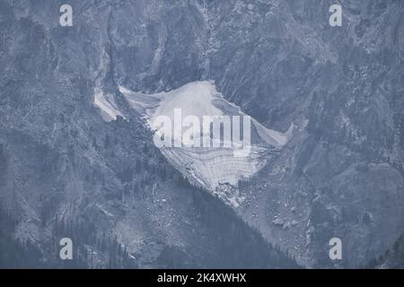 Primo piano di un ghiacciaio sulla faccia del Monte Owen nella catena montuosa del Teton. Tratto dall'affluenza del Cathedral Group nel Parco Nazionale del Grand Teton. Foto Stock