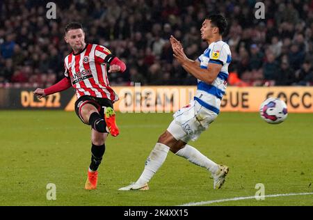 Sheffield, Regno Unito. 4th Ott 2022. Oliver Norwood di Sheffield Utd spara durante la partita del campionato Sky Bet a Bramall Lane, Sheffield. Il credito per le immagini dovrebbe essere: Andrew Yates/Sportimage Credit: Sportimage/Alamy Live News Foto Stock