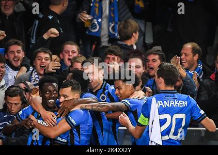 Brugge, Francia, Belgio. 4th Ott 2022. Kamal SOWAH di Brugge festeggia il suo gol con i compagni di squadra durante la partita UEFA Champions League di gruppo B tra il Club Brugge KV (Club Bruges KV) e l'Atletico Madrid allo stadio Jan-Breydel il 04 ottobre 2022 a Brugge, in Belgio. (Credit Image: © Matthieu Mirville/ZUMA Press Wire) Credit: ZUMA Press, Inc./Alamy Live News Foto Stock