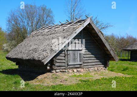 Un piccolo fienile vecchio in campagna per immagazzinare inventario Foto Stock