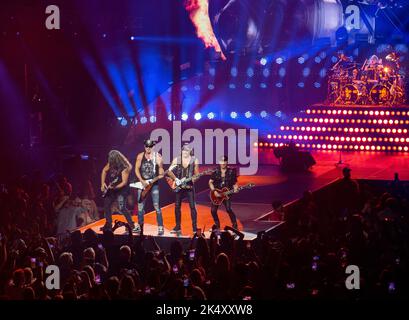 1 ottobre 2022, San Diego, California, USA: Pawel Maciwoda, Rudolf Schenker, Matthias jabs, Klaus Meine e il batterista Mikkey Dee della rock band tedesca Scorpions si esibiscono sul palco durante il loro tour "Rock Believer" alla Viejas Arena presso la San Diego state University. (Credit Image: © K.C. Filo per pressa Alfred/ZUMA) Foto Stock