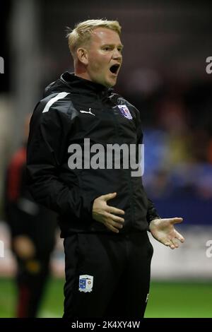 Barrow-in-Furness, Regno Unito. 4th ottobre 2022. Pete Wild, Barrow Manager, reagisce durante la partita EFL Trophy tra Barrow e Manchester United a Holker Street, Barrow-in-Furness martedì 4th ottobre 2022. (Credit: Will Matthews | MI News) Credit: MI News & Sport /Alamy Live News Foto Stock