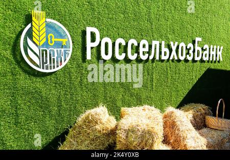 Samara, Russia - 24 settembre 2022: Logo sul cartello della Banca Russa 'Rosselkhozbank'. Testo in russo: Rosselkhozbank Foto Stock