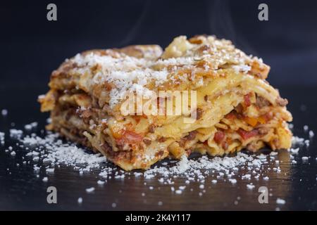 lasagne fresche su ardesia nera Foto Stock