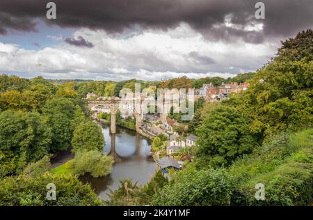 Knaresborough Viadotto nella città dello Yorkshire settentrionale di Knaresborough, Inghilterra e trasporta la linea ferroviaria di Harrogate sul fiume Nidd. Foto Stock