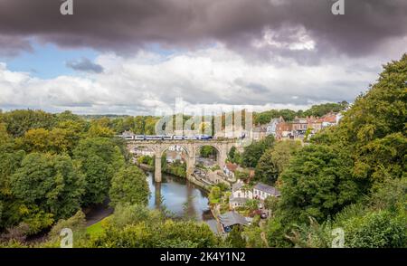 Knaresborough Viadotto nella città dello Yorkshire settentrionale di Knaresborough, Inghilterra e trasporta la linea ferroviaria di Harrogate sul fiume Nidd. Foto Stock