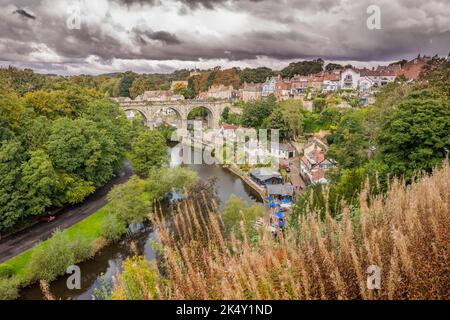 Knaresborough Viadotto nella città dello Yorkshire settentrionale di Knaresborough, Inghilterra e trasporta la linea ferroviaria di Harrogate sul fiume Nidd. Foto Stock