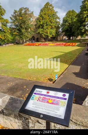 Bacheca informativa che mostra i vincitori del concorso knaresborough in fiore di un letto di fiori per celebrare il giubileo di platino della Regina. Foto Stock