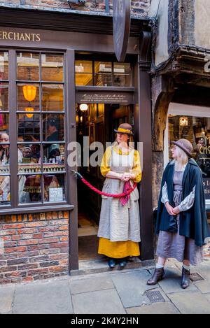 Il proprietario di affari femminile di York Ghost Merchant in piedi fuori del negozio di fantasmi in Shambles, York, Yorkshire, Inghilterra. Foto Stock