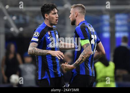 Milano, Italia. 04th Ott 2022. Alessandro Bastoni e lo Skriniar di Milano del FC Internazionale festeggiano al termine della partita di calcio del Champions League Group C tra FC Internazionale e FCB Barcelona allo stadio San Siro di Milano (Italia), 4th ottobre 2022. Foto Andrea Staccioli/Insidefoto Credit: Insidefoto di andrea staccioli/Alamy Live News Foto Stock