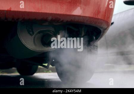 Il fumo proviene dal tubo di scarico di una vecchia vettura. Primo piano. Il concetto di ecologia e di trasporto. Foto Stock