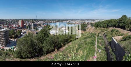 Vista panoramica da Fort Amherst verso il fiume Medway a Chatham, Kent, Regno Unito. Foto Stock