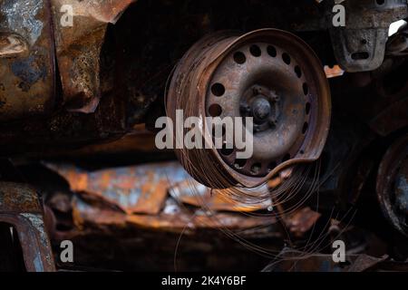 Un gruppo di auto civili distrutte e bruciate nella città di Gostomel, nella regione di Kyiv Foto Stock